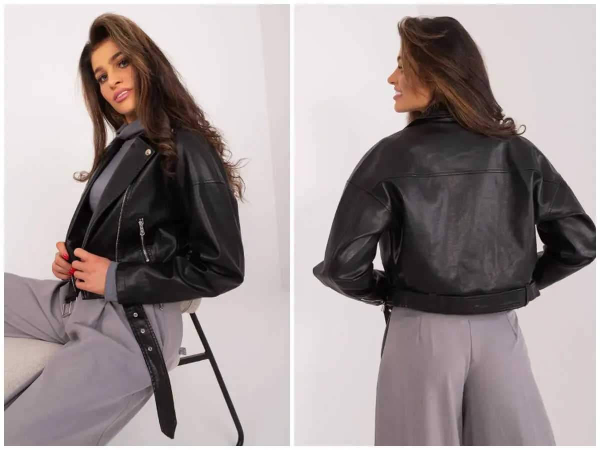 Czarna ramoneska, która inspiruje stylizacje gwiazd. Modelka prezentuje ją z szarymi spodniami.